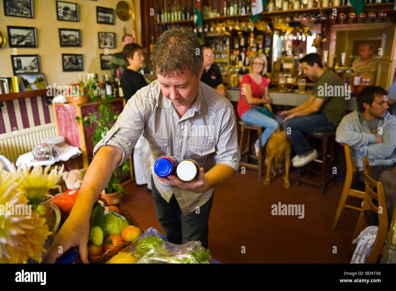 Raccolta annuale festival asta benefica di alimenti e prodotti locali si tiene annualmente a filantropico Pontywaun Inn South Wales UK Foto Stock