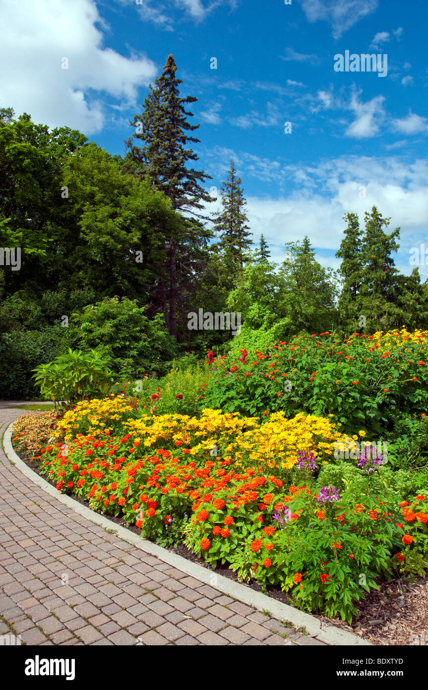 Letti di fiori, percorsi da giardino e composizioni floreali presso i Giardini Inglesi in Assiniboine Park in Winnipeg, Manitoba, Canada. Foto Stock