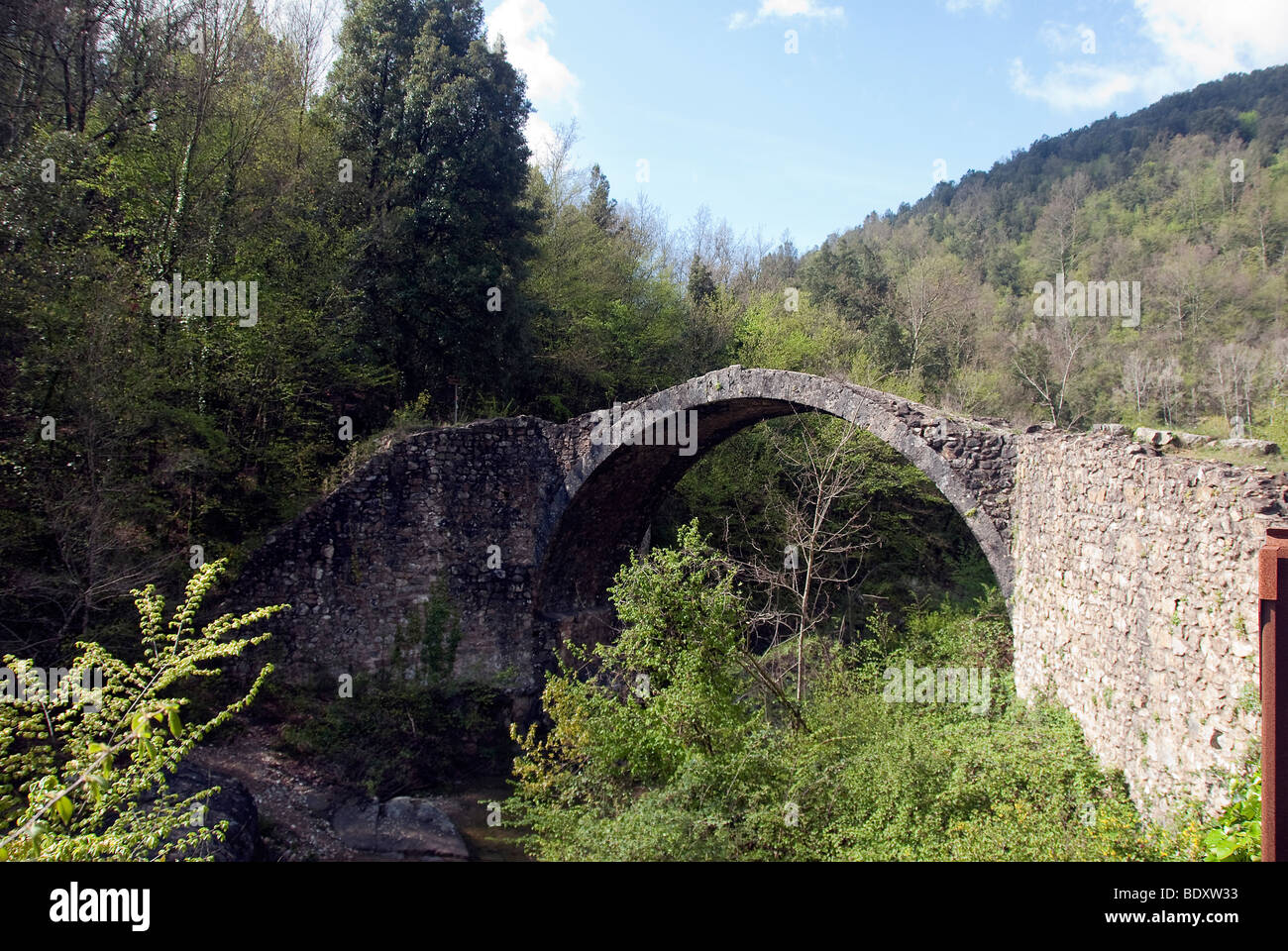 Single span medievale ponte di pietra nella Val di Merse, vicino a Siena Italia Italy Foto Stock
