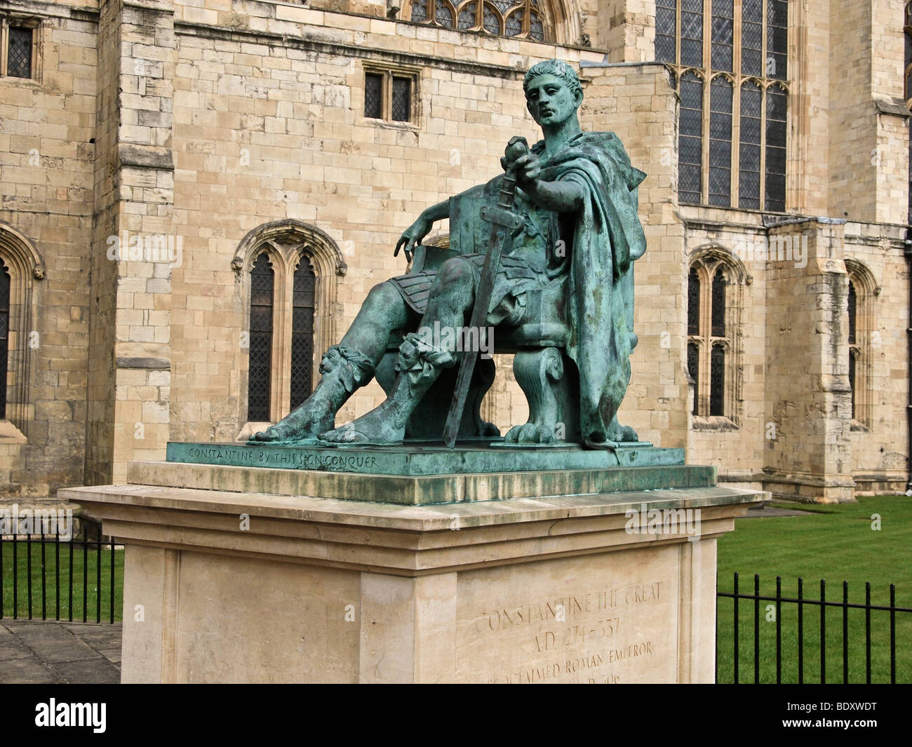 Statua di imperatore Costantino ANNUNCIO 274 - 337 al di fuori di York Minster England Regno Unito Foto Stock