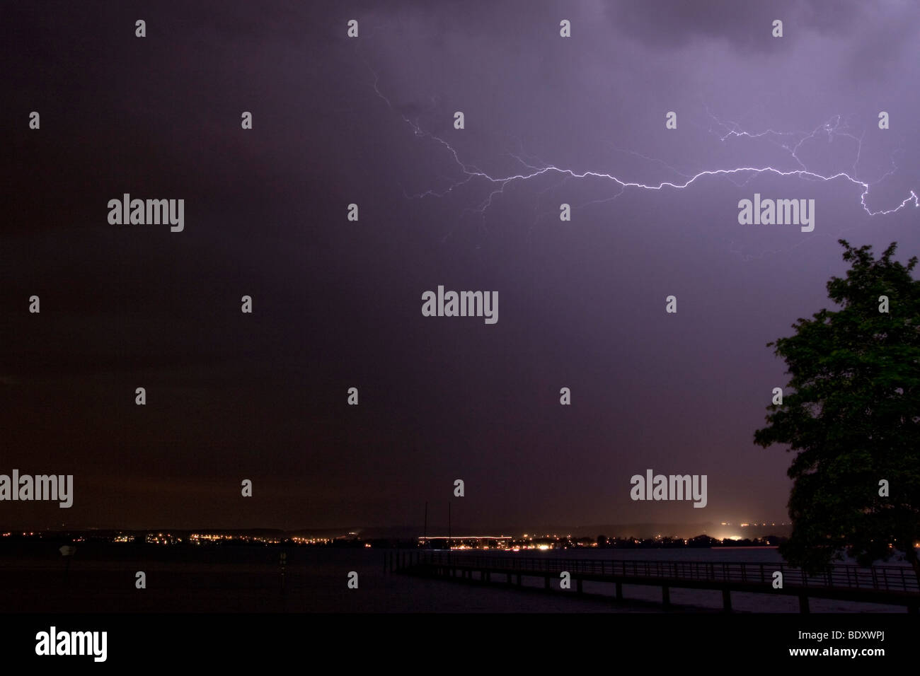 Il fulmine, cloud-a-cloud fulmini, temporale sopra il lago di Costanza e la skyline di Konstanz di notte, Baden-Wuerttemberg, Foto Stock