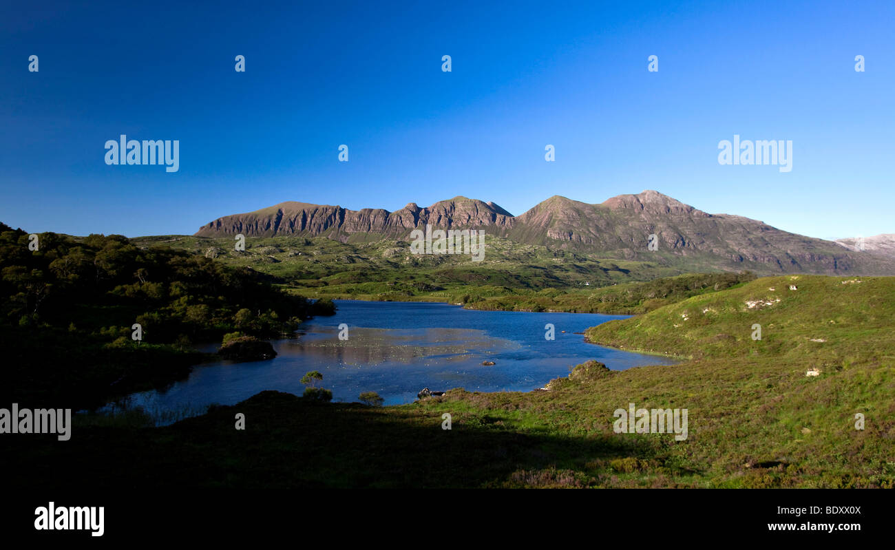 Quinag mountain range con un lago nelle Highlands scozzesi, Scotland, Regno Unito, Europa Foto Stock