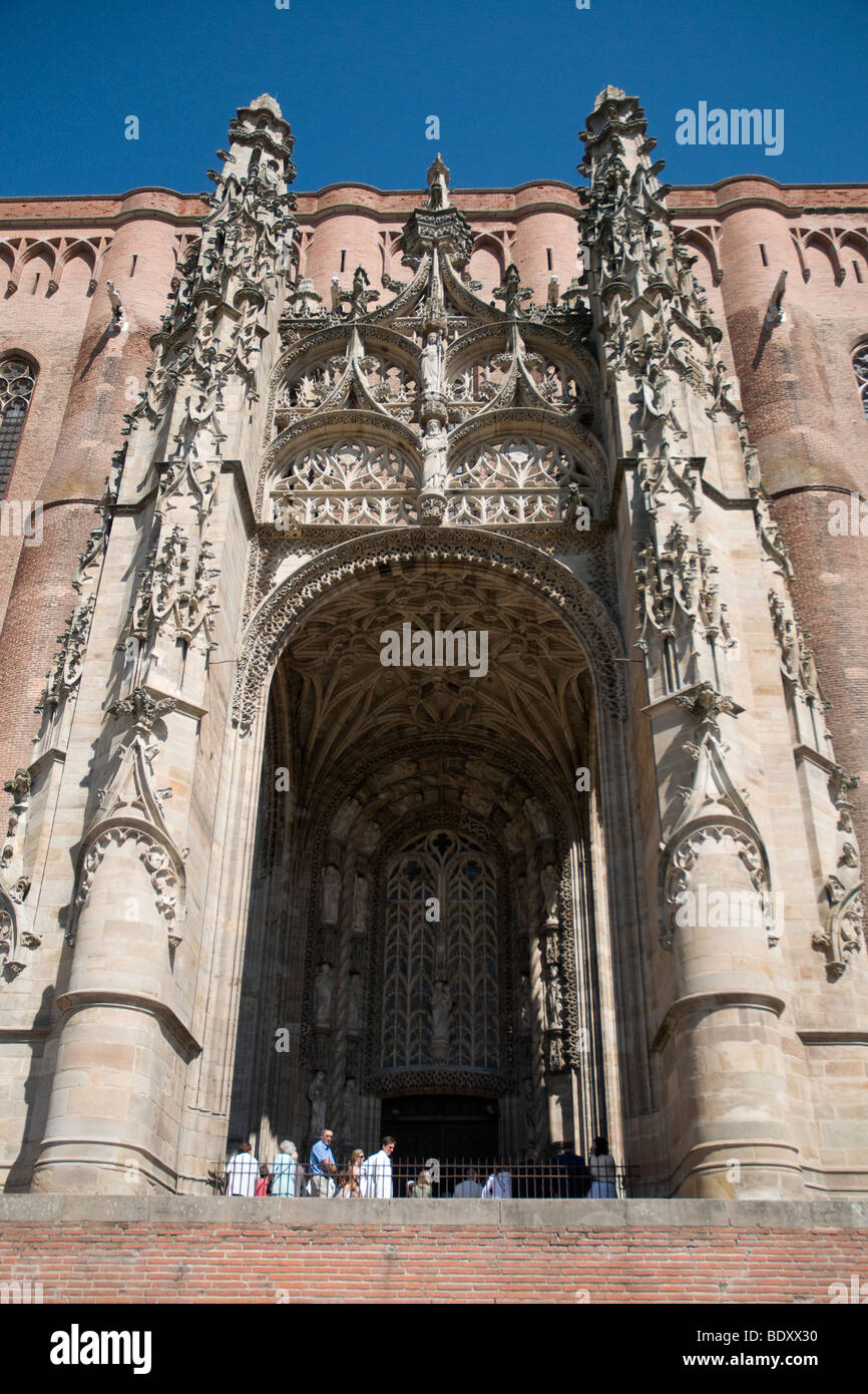 Adoratori che ristagna nella grande veranda di Albi del vasto Sainte-Cecile cattedrale dopo la messa domenicale Foto Stock