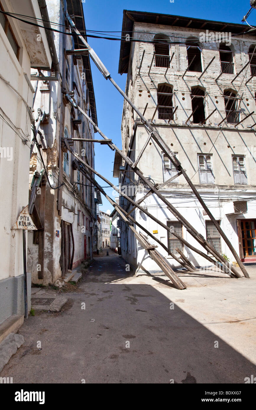 Vecchia casa è sostenuta da travi in legno, Jamatini Road, Stonetown, Stone Town Zanzibar, Tanzania Africa Foto Stock