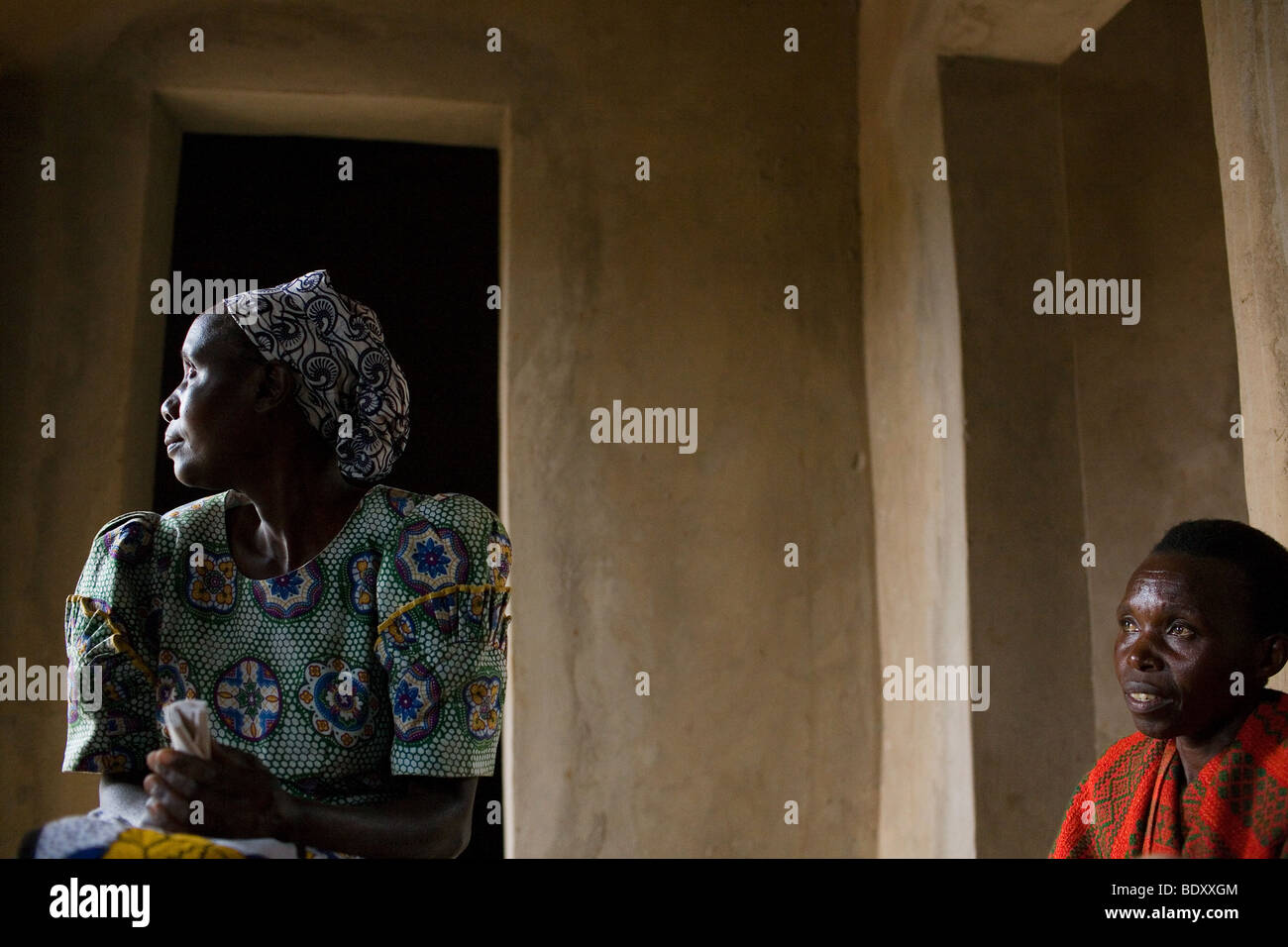 Una donna Tutsi sedersi con una donna Hutu che ora è il suo amico in una casa costruita dalla carità raggiungono il Ruanda. Foto Stock