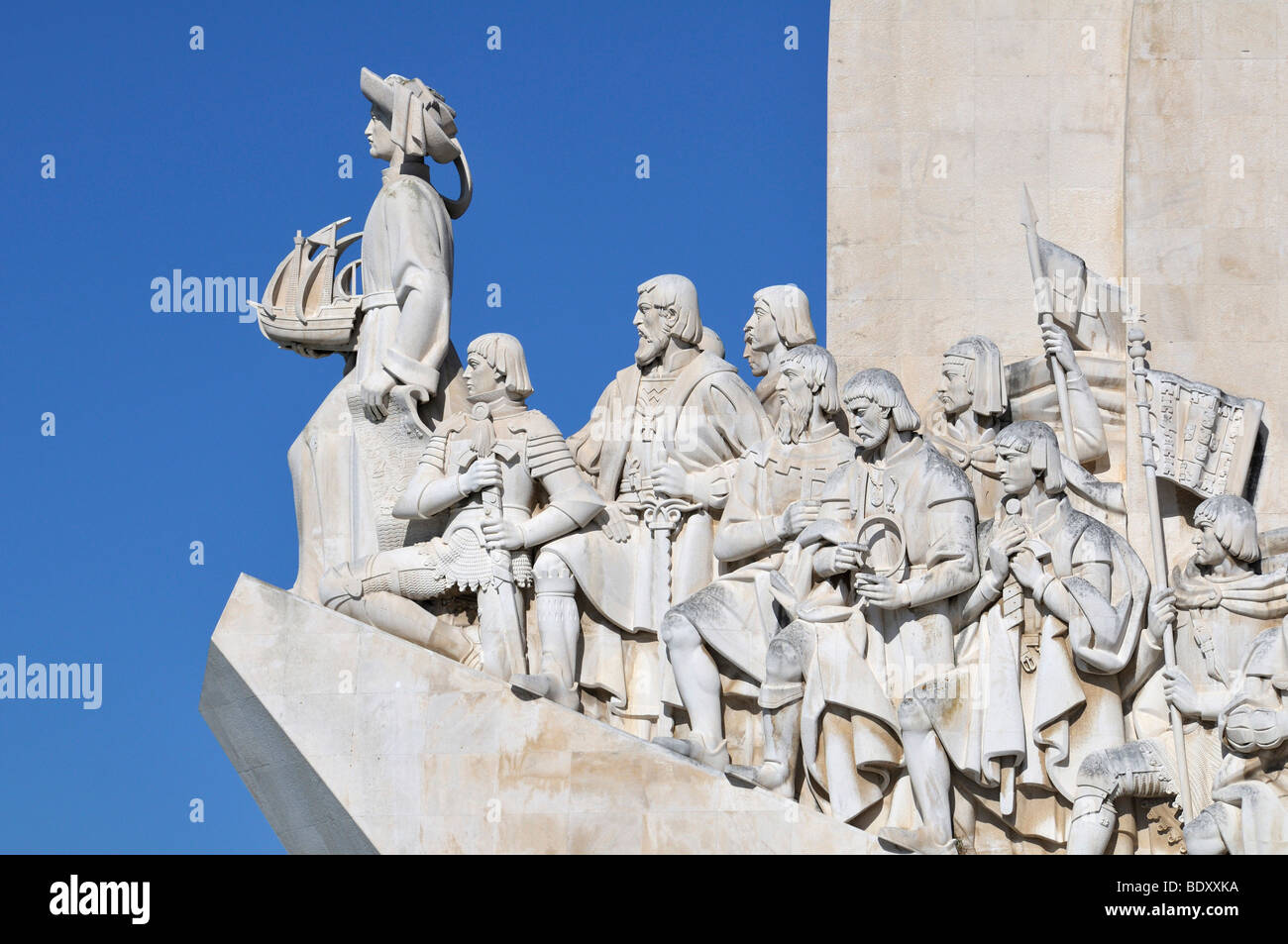 Il Monumento delle Scoperte, Padrao dos Descobrimentos, con grande popolo portoghese della storia della marineria, sull'estuario o Foto Stock
