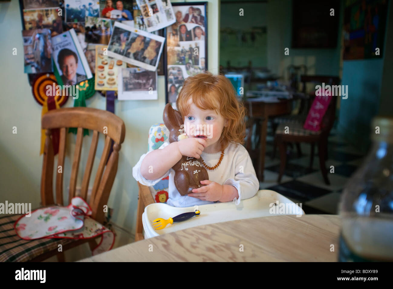 Ragazza giovane con cioccolato coniglietto di pasqua Foto Stock