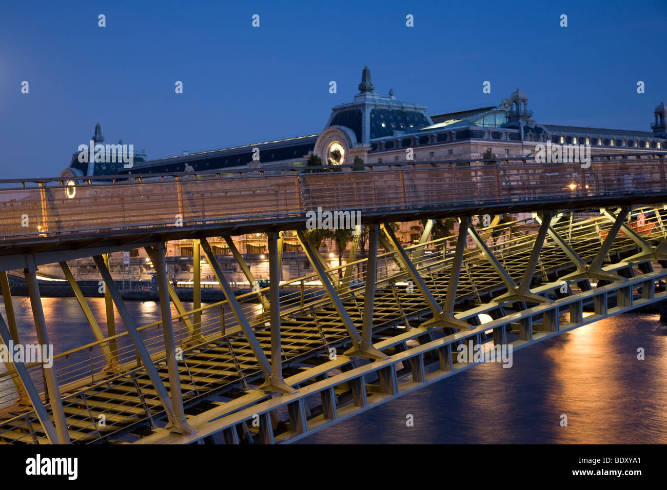 Pont de Solferino ponte davanti al Museo d'Orsay, Parigi, Francia Foto Stock