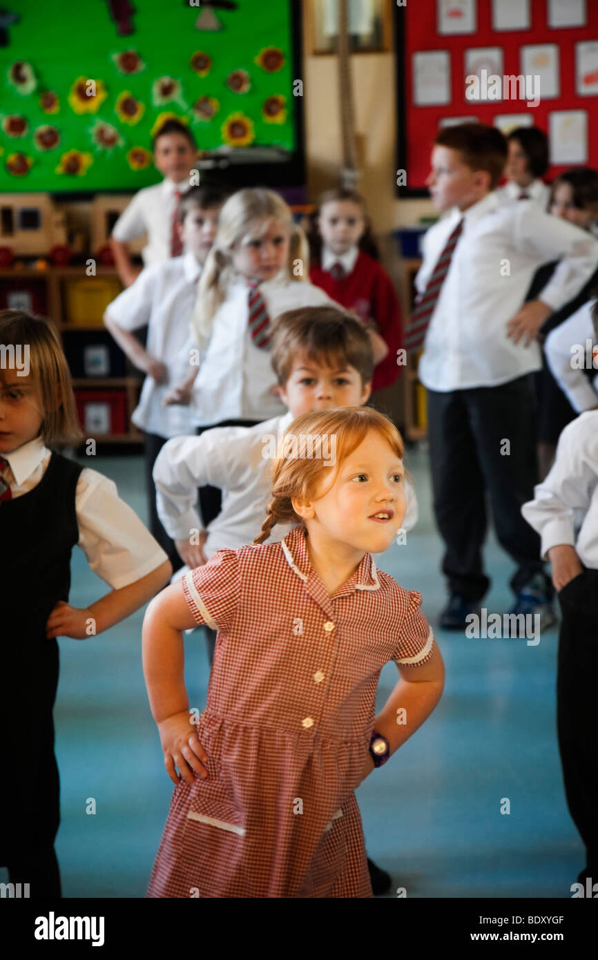 I bambini della scuola elementare di mattina facendo esercizio di routine Foto Stock