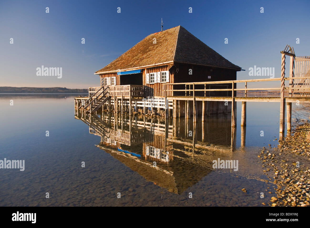 Il Boathouse e la sua riflessione nel lago Ammersee, Buch, Baviera, Germania, Europa Foto Stock