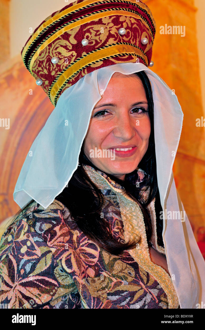 Portogallo: Donna waring medievale costume brocade come un rappresentante del mercato medievale della città algarvian Silves Foto Stock