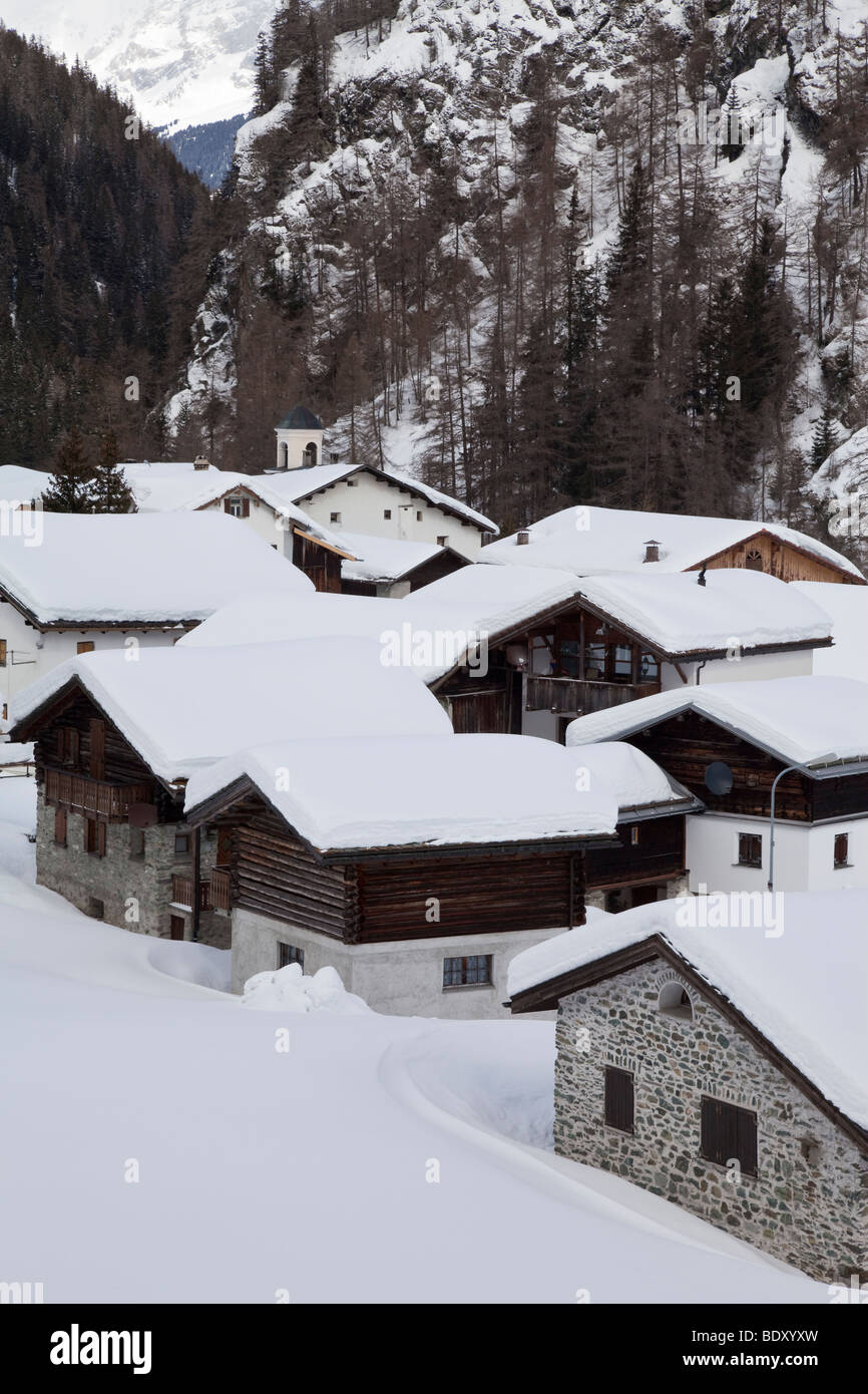 In inverno la neve nel villaggio di Mulegns vicino a San Moritz, Regione Grigioni, alpi svizzere, Svizzera, Europa Foto Stock