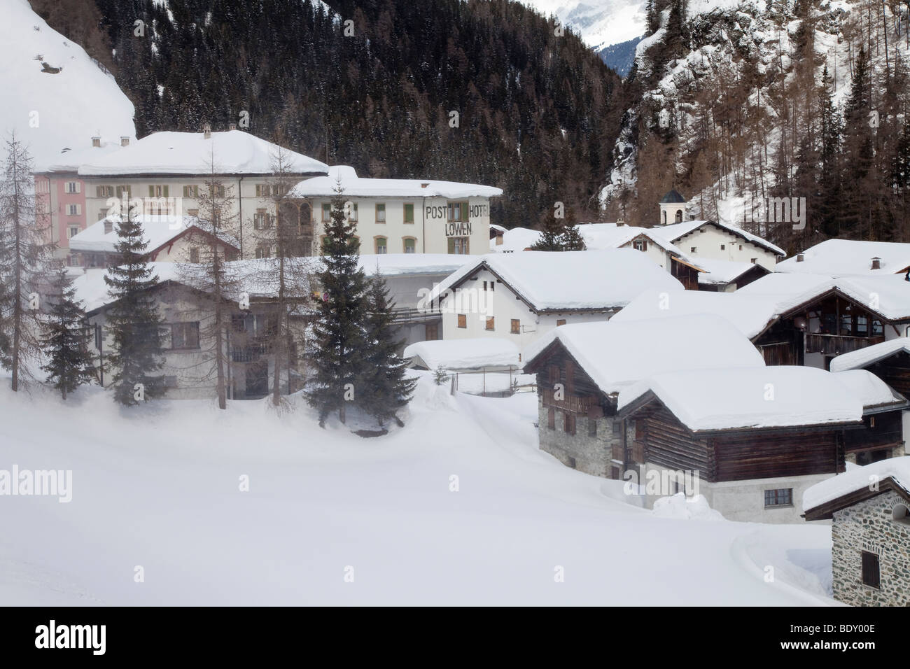 In inverno la neve nel villaggio di Mulegns vicino a San Moritz, Regione Grigioni, alpi svizzere, Svizzera, Europa Foto Stock