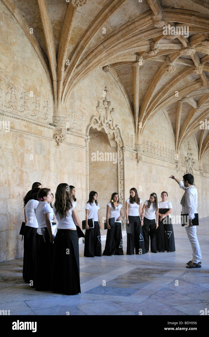 Ragazze' coro nel chiostro del monastero di Hieronymites, Mosteiro dos Jeronimos, Sito Patrimonio Mondiale dell'UNESCO, stile manuelino Foto Stock