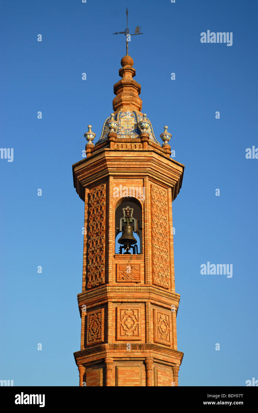 La parte superiore di una torre sul lato di Triana di Puente de Isabel II, illuminato dalla calda luce del mattino, Siviglia, Spagna, Europa Foto Stock