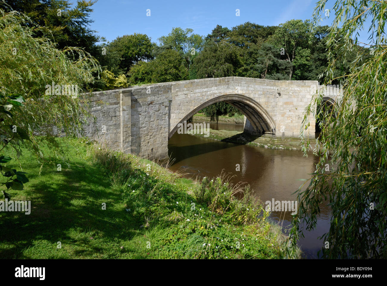 Il XIV secolo ponte sopra il fiume Coquet a Warkworth, Northumberland, Inghilterra. Foto Stock