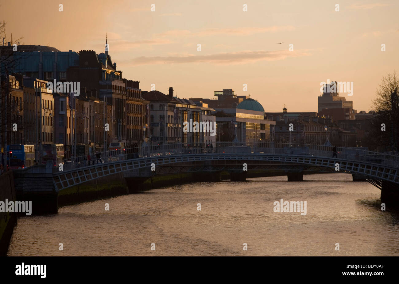 Sera sulle rive del fiume Liffey, Dublino, Baile Átha Cliath, County Dublin, il Leinster, Irlanda, Europa Foto Stock