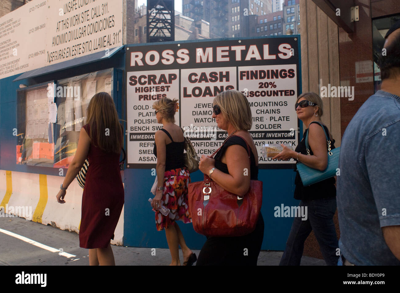 Un negozio gioielli annuncia che gli acquisti di diamanti e rottami di metalli preziosi nel quartiere dei diamanti di New York Foto Stock