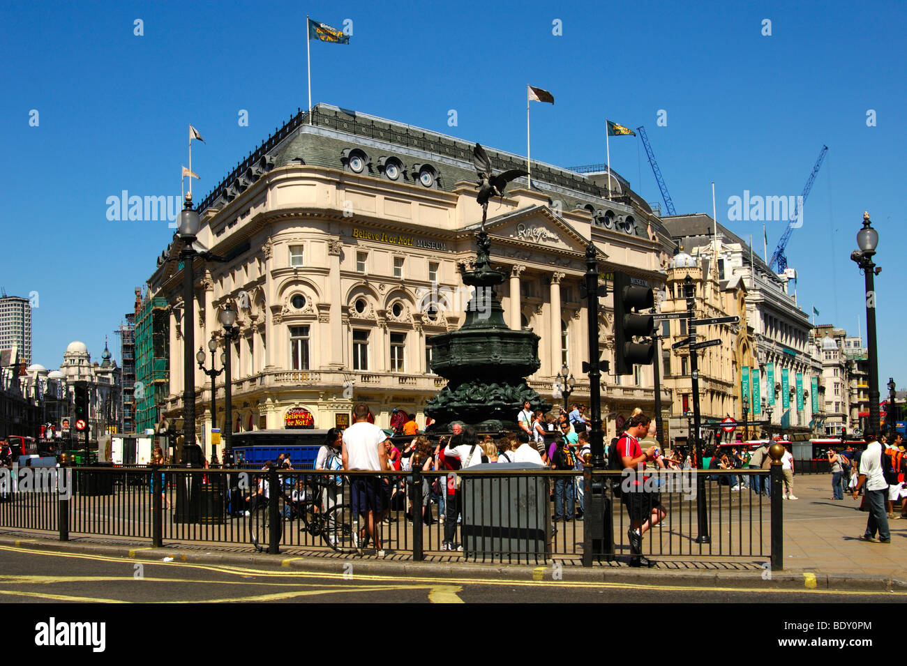 Piccadilly Circus quadrato con il Shaftesbury memorial fontana e la statua di Anteros da Alfred Gilbert, Londra, Regno Unito, Europa Foto Stock
