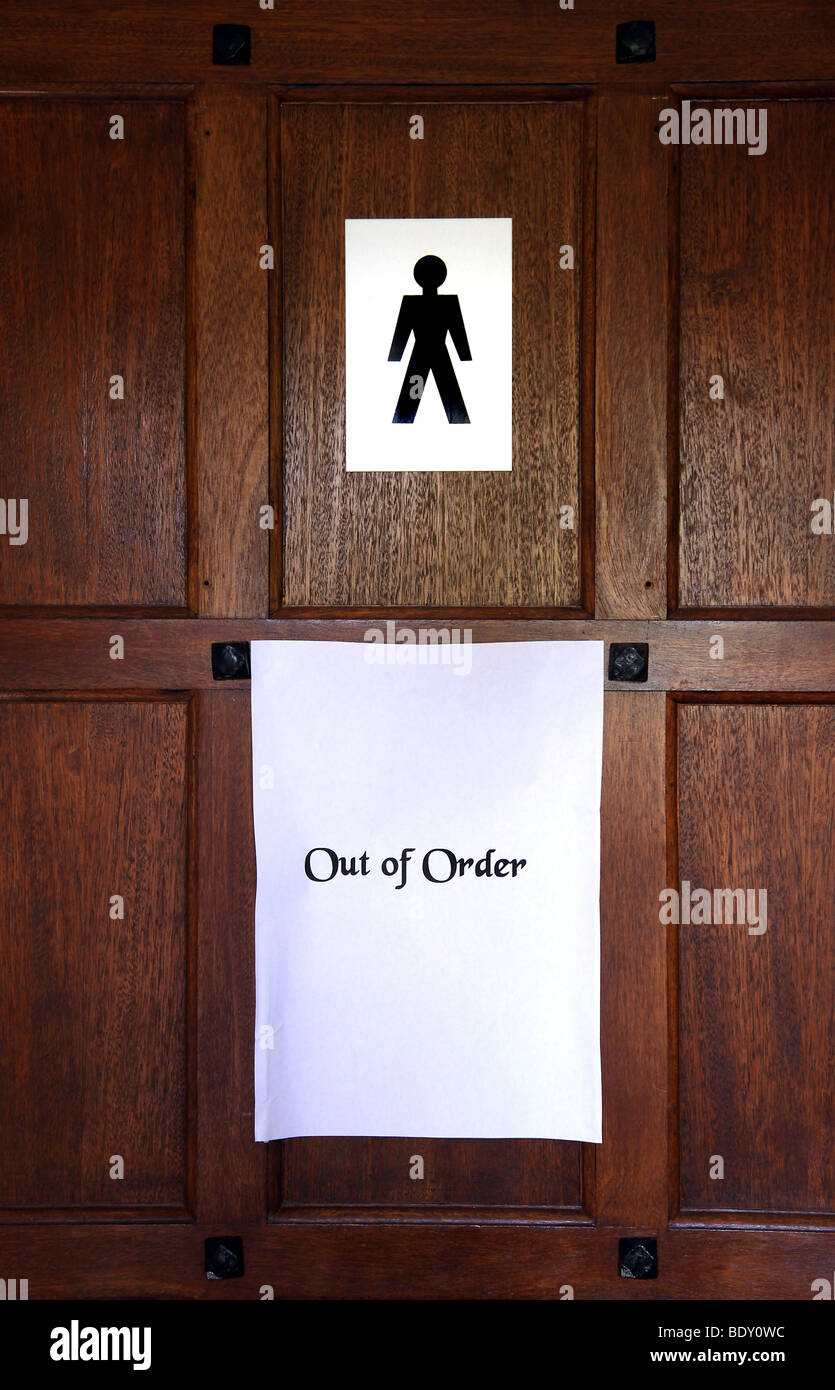 Pic da Mark Passmore. 05/09/2009. Fuori ordine cartello sulla porta della toilette mens Foto Stock