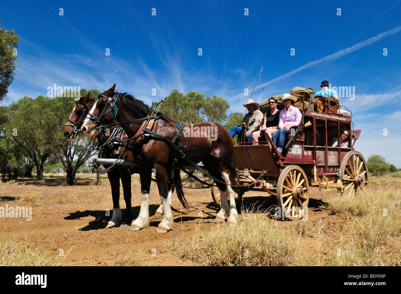 I turisti su un carro trainato da cavalli e diligenze, Longreach, Outback Queensland, Australia Foto Stock