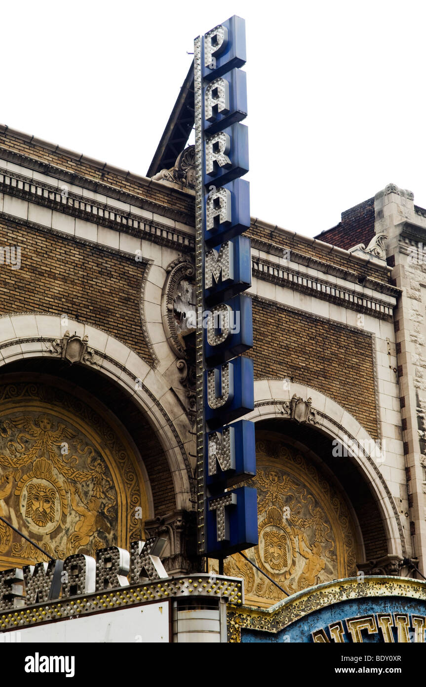Downtown Newark , NJ che mostra il vecchio Newark Paramount Theatre Foto Stock