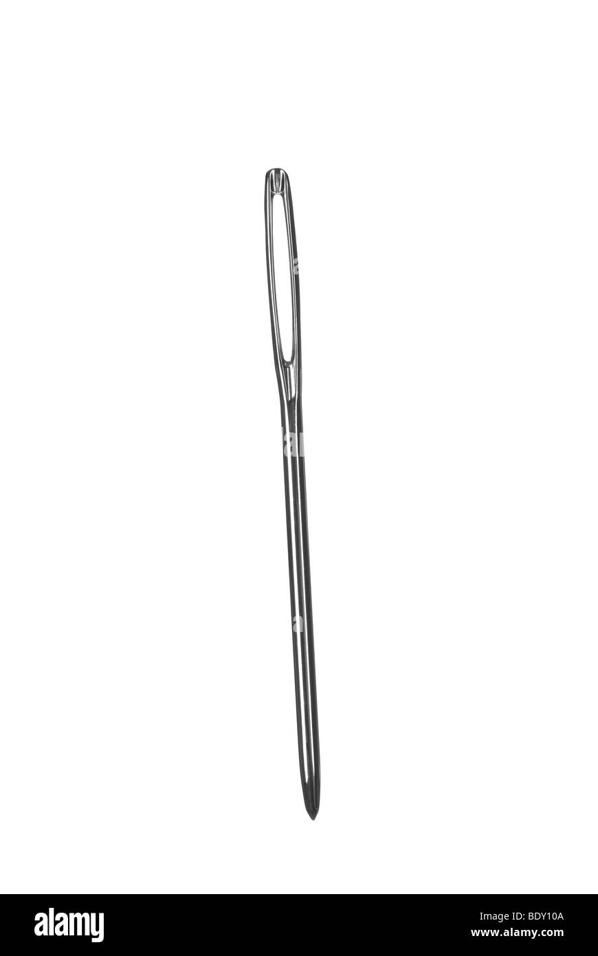 Un ago di cucitura isolato su uno sfondo bianco Foto Stock