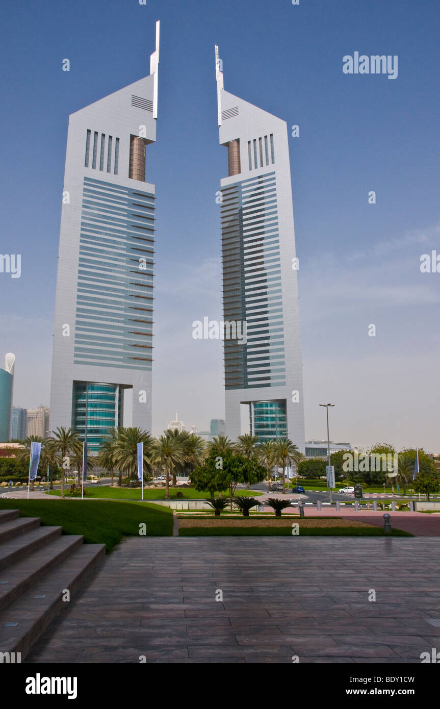 Jumeirah Emirato torri e Dubai Stock Exchange arte nel quartiere finanziario di Dubai Foto Stock