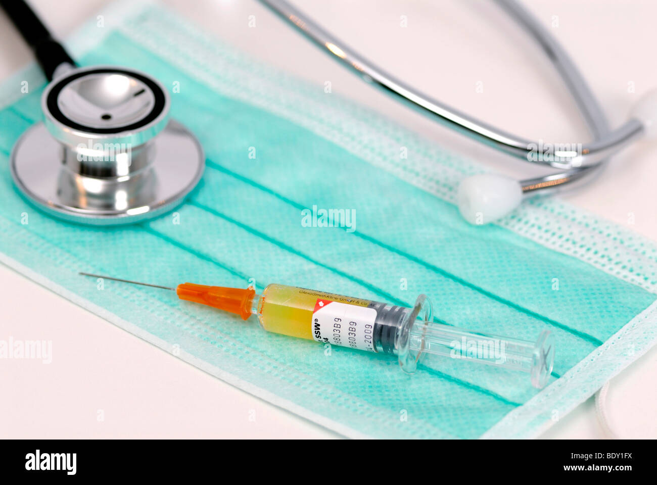Siringa, uno stetoscopio e maschera facciale, la vaccinazione contro l'influenza suina Foto Stock