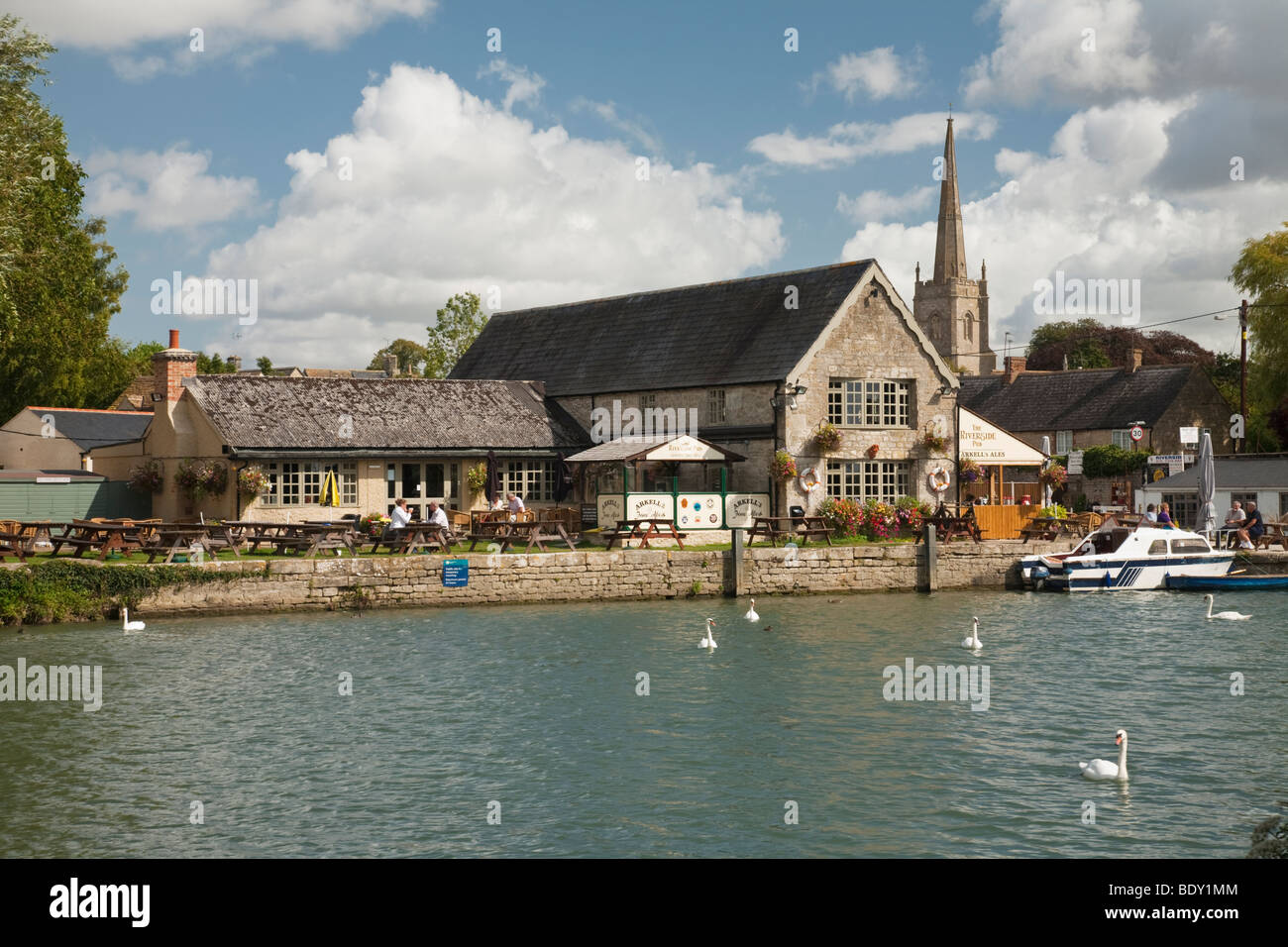 Il Riverside pub sulle rive del fiume Tamigi in Lechlade, Gloustershire, Regno Unito Foto Stock