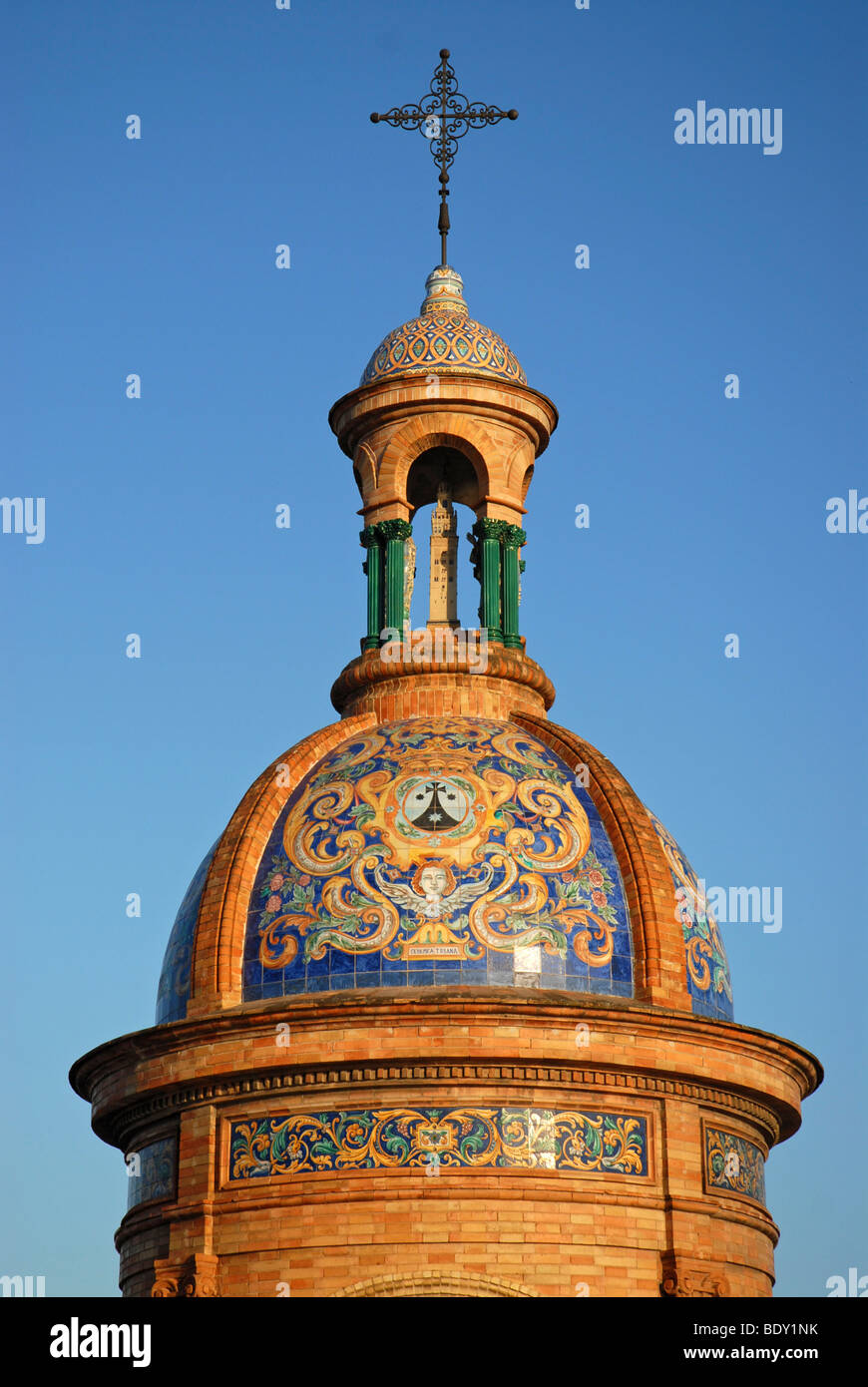 La parte superiore di una torre sul lato di Triana di Puente de Isabel II, illuminato dalla calda luce del mattino, Siviglia, Spagna, Europa Foto Stock