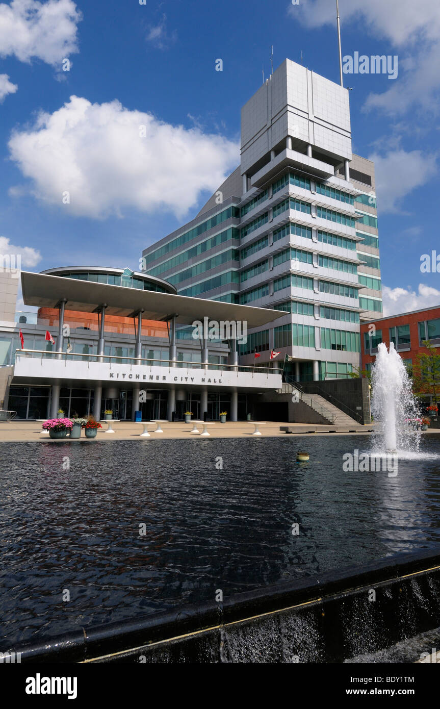 Moderno kitchener municipio edifici con piscina e fontana in estate Foto Stock