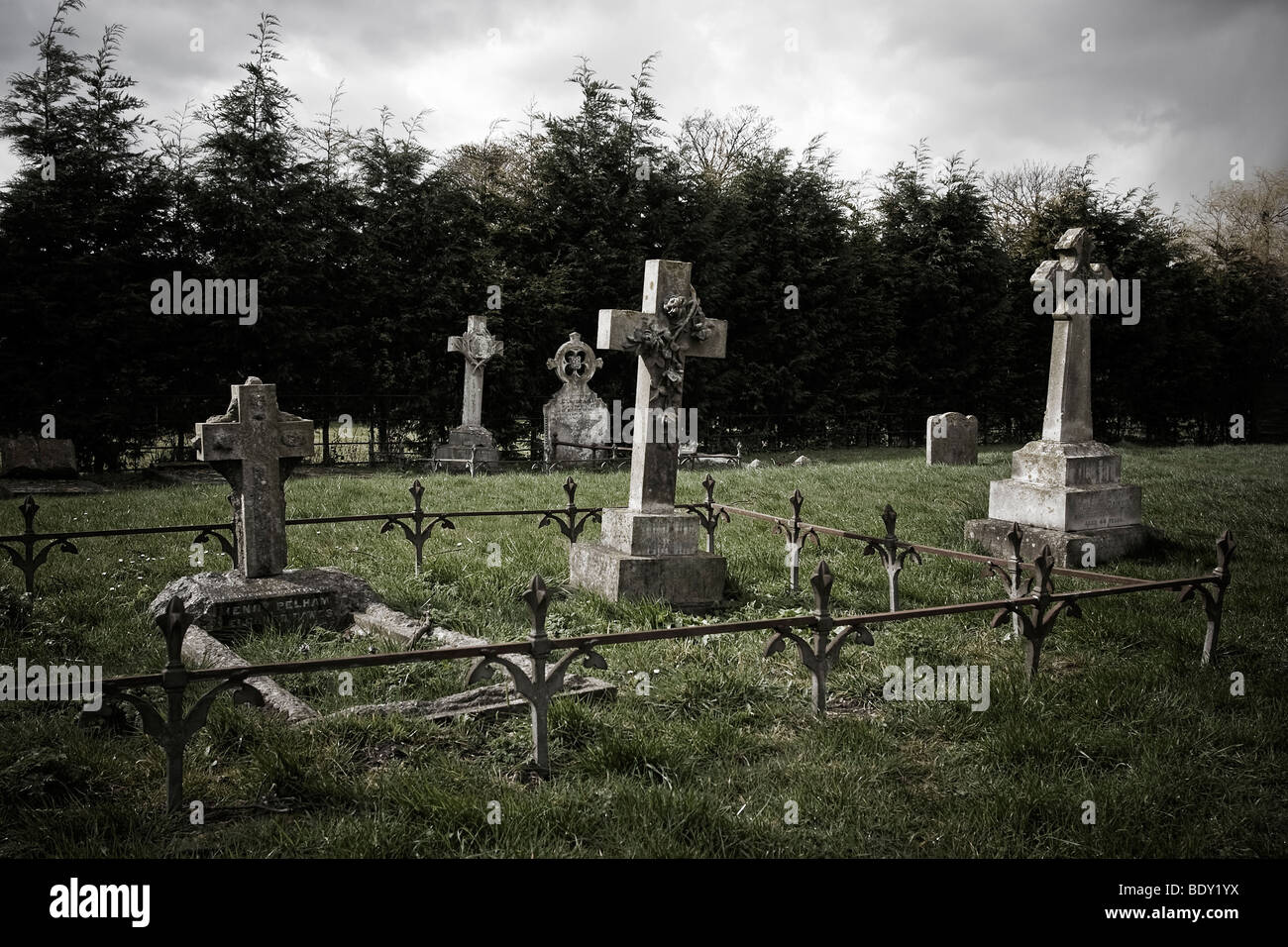 Cimitero di San Lorenzo, chiesa Asheldham, Essex, Regno Unito dissaturato immagine a colori Foto Stock