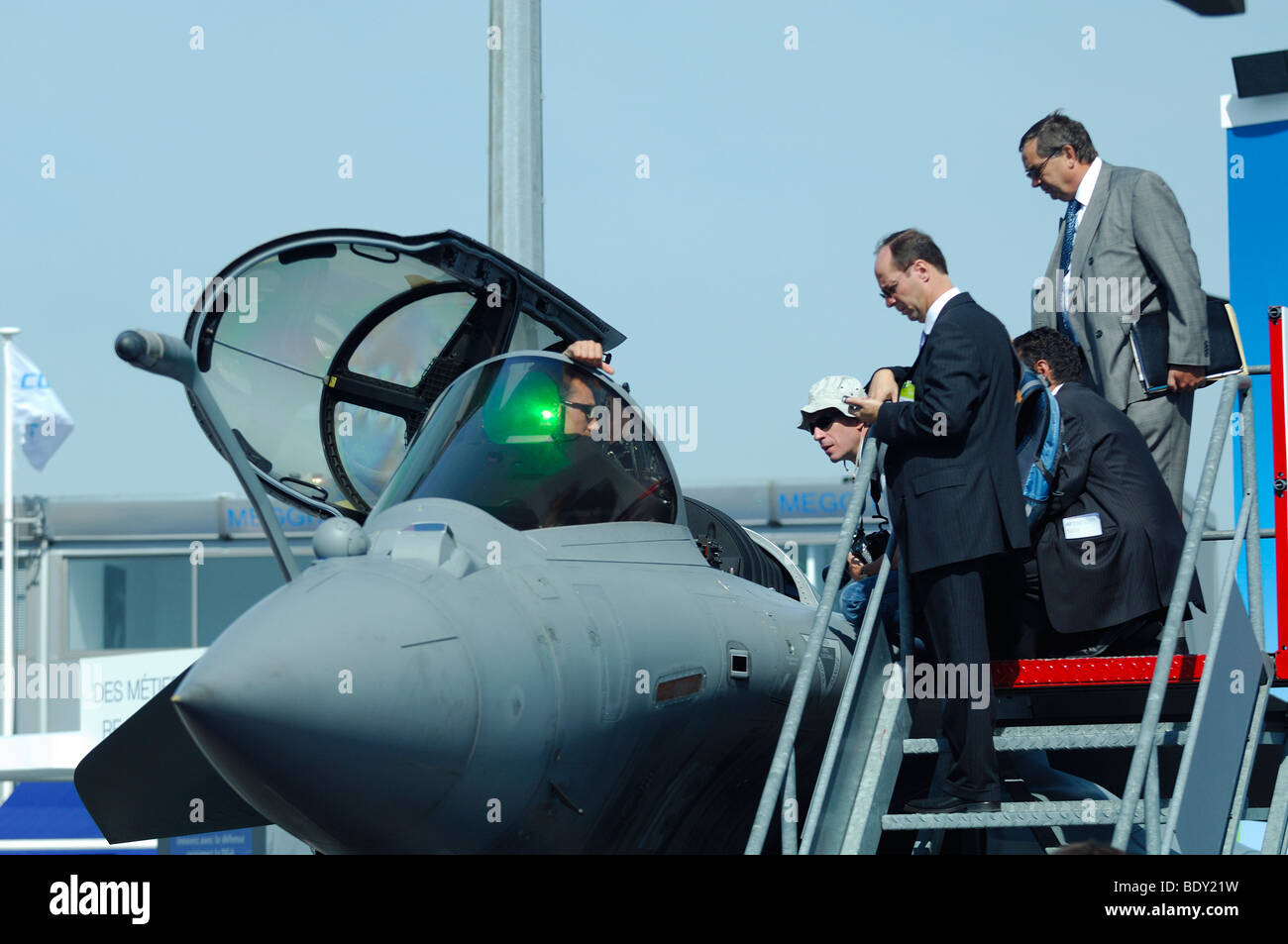 Il francese jet da combattimento Dassault Rafale B in aria la dimostrazione. Parigi Le Bourget 2009 airshow. Gruppo di uomini di affari di discutere Foto Stock