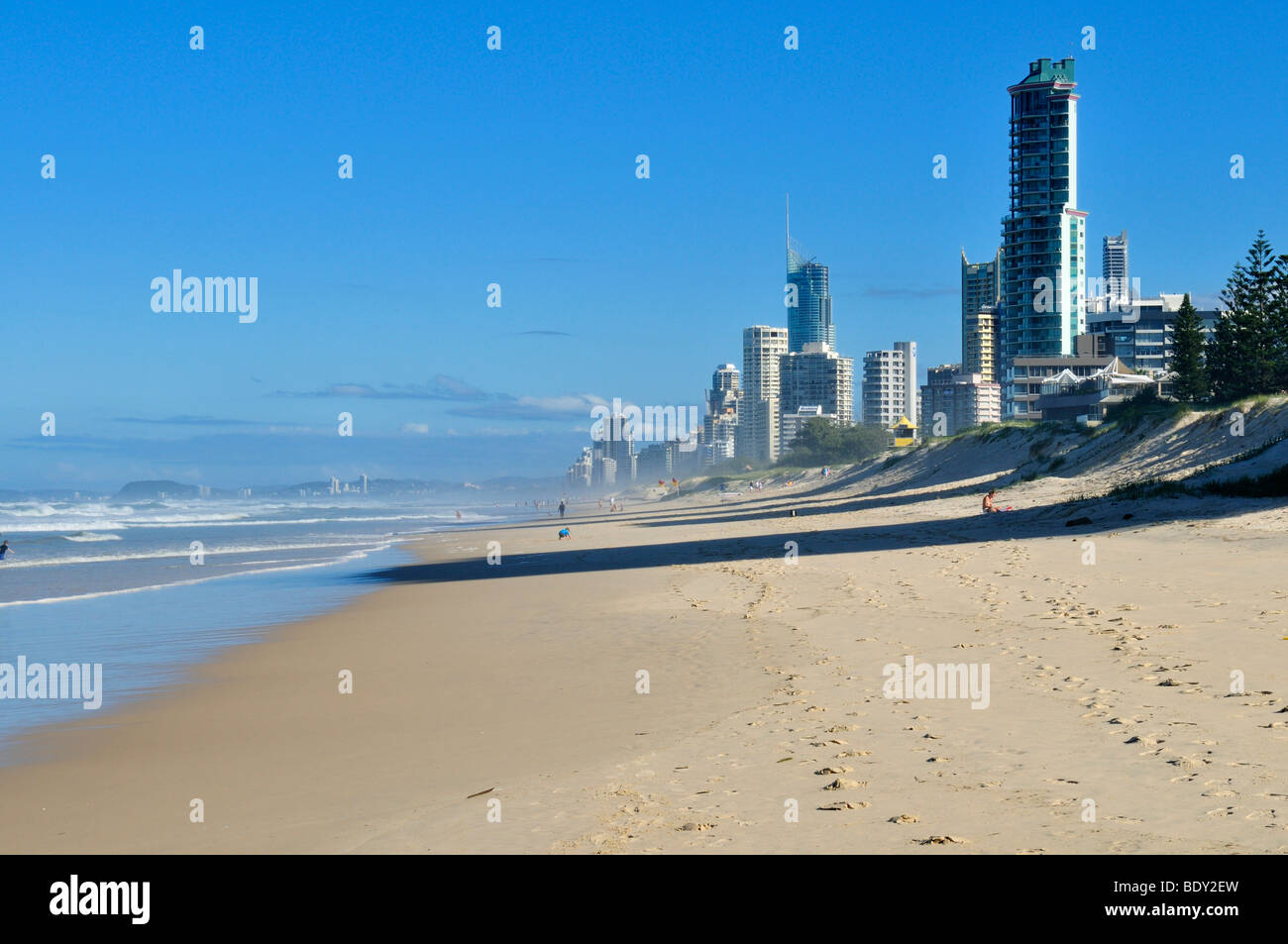 Grattacieli che domina la spiaggia di Surfers Paradise, Gold Coast, Queensland, Australia Foto Stock
