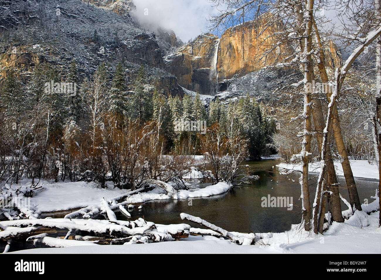 Il fiume Merced avvolge passato modo Yosemite Falls dopo la cancellazione di una tempesta di neve. Parco Nazionale di Yosemite in California, Stati Uniti d'America. Foto Stock