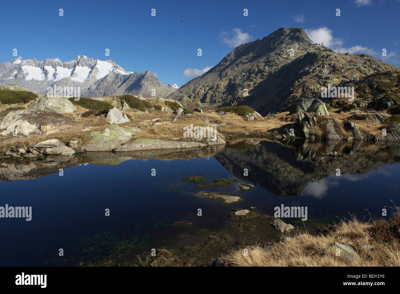 La riflessione in un lago di montagna nell'Aletsch, Vallese, Svizzera, Europa Foto Stock