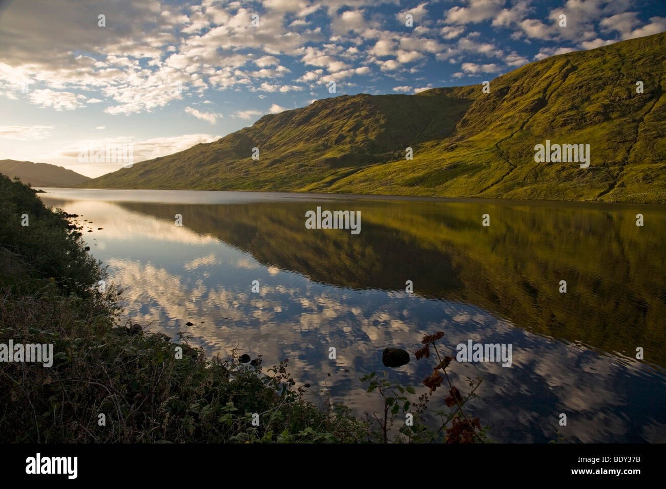 Alba sul Lough Mask in Connemara, nella contea di Mayo, Connaught, Irlanda, Europa Foto Stock