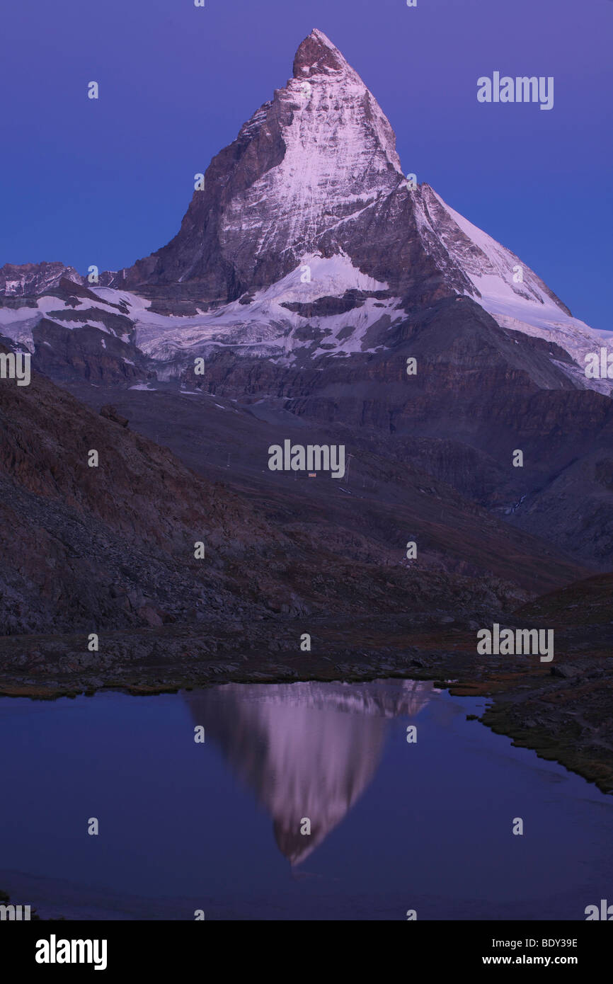 La riflessione del monte Cervino nel lago Riffelsee, Vallese, Svizzera, Europa Foto Stock
