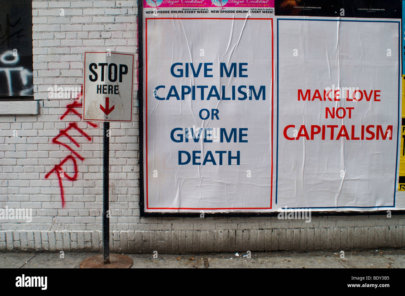 La pubblicità per il nuovo Michael Moore film, 'capitalismo: una storia d'amore" Foto Stock