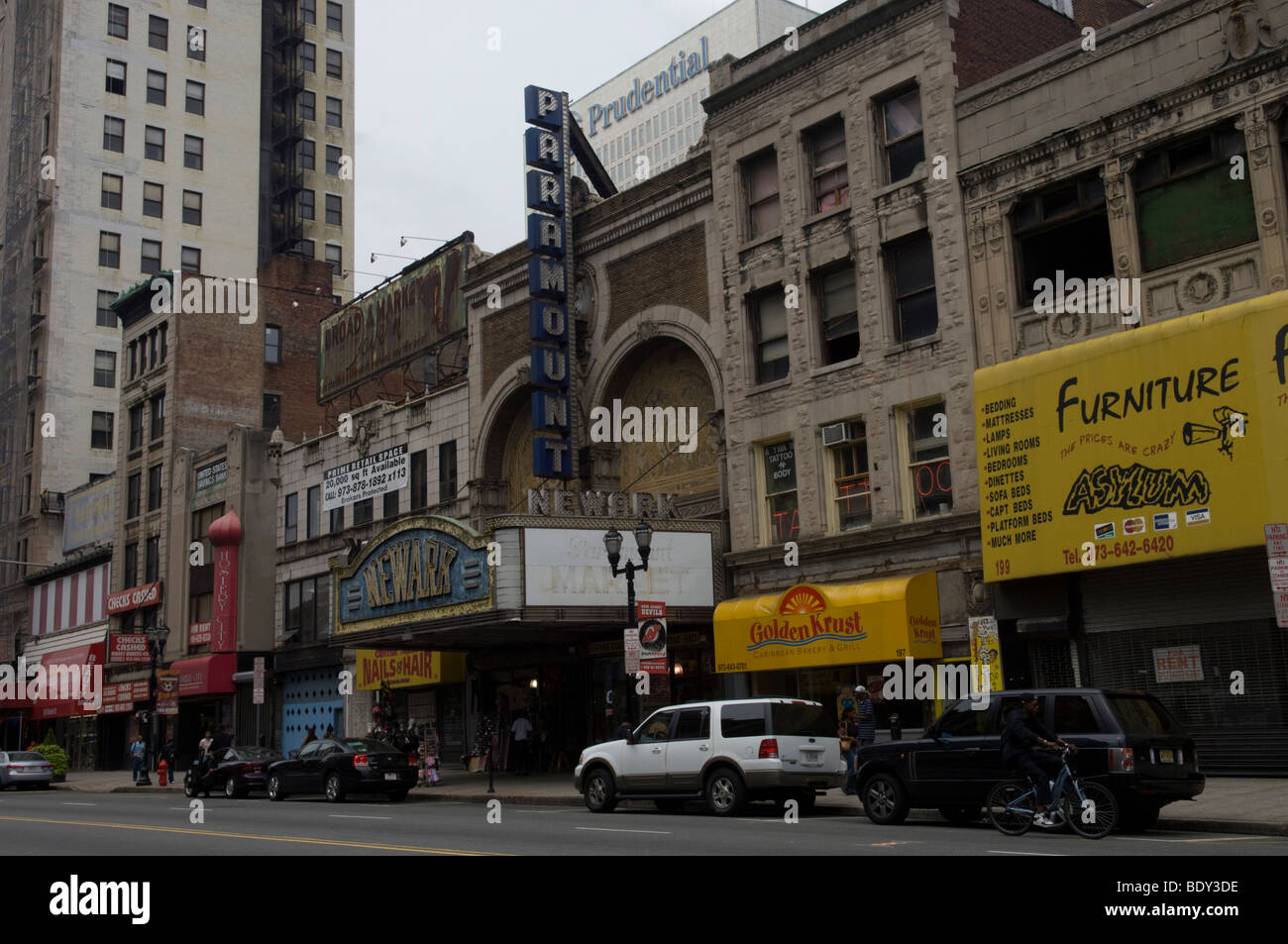 Downtown Newark , NJ mostra lo shopping e il vecchio Newark Paramount Theatre Foto Stock
