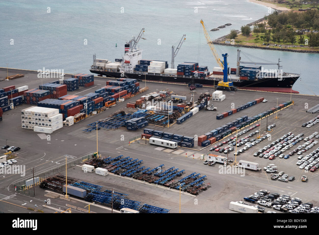 Vista aerea di autoveicoli importati e dei carichi containerizzati contenitore e nave da carico sull isola di sabbia, Honolulu, Hawaii. Foto Stock