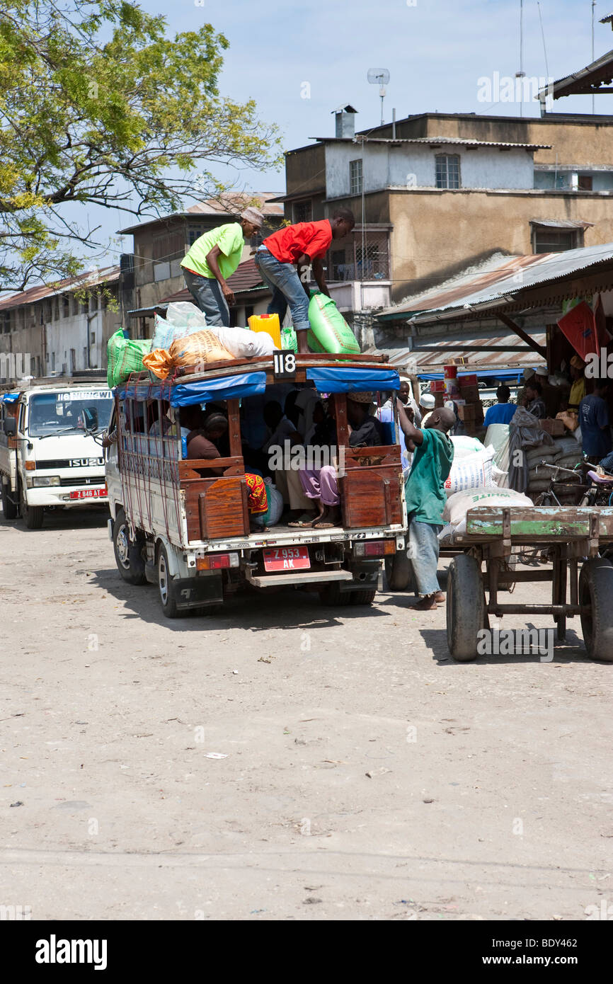 Mercato a Benjamin Mkapa Rd a Stonetown, Stone Town Zanzibar, Tanzania Africa Foto Stock