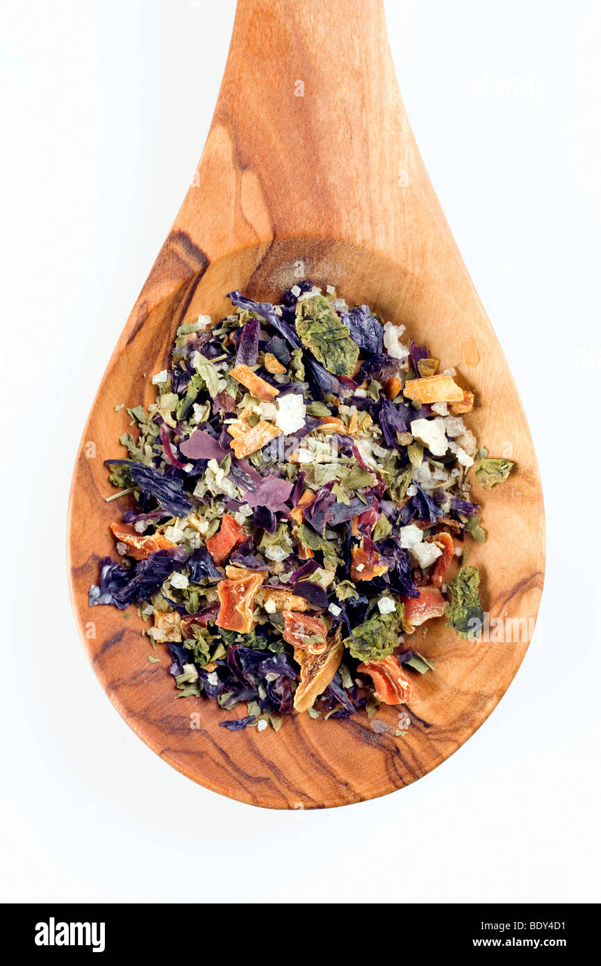 Spice mix di alghe secche, Dulse, Wakame, Nori, Kombu, alghe, sale marino su un cucchiaio di legno d'ulivo Foto Stock