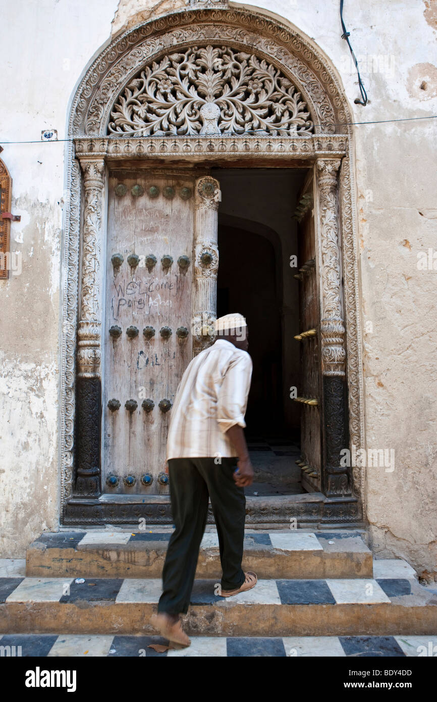 Tipico Arabian porta a Stonetown, Stone Town Zanzibar, Tanzania Africa Foto Stock