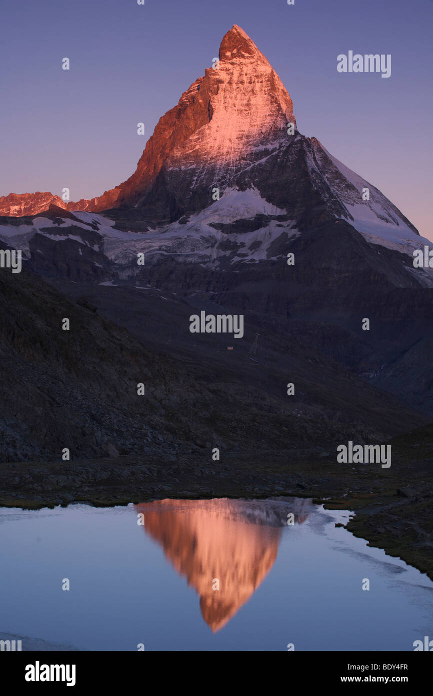 La riflessione del monte Cervino nel lago Riffelsee, Vallese, Svizzera, Europa Foto Stock