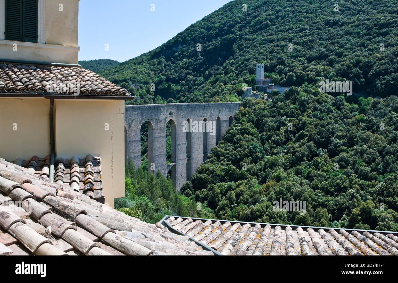 L'Italia,Umbria,Spoleto,l'Delle Torri bridge Foto Stock