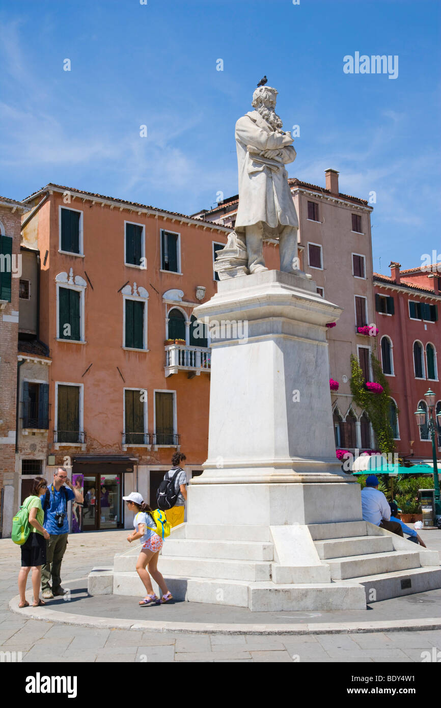 Statua di Niccolo Tommaseo a Campo San Stefano, Venezia, Italia e Europa Foto Stock