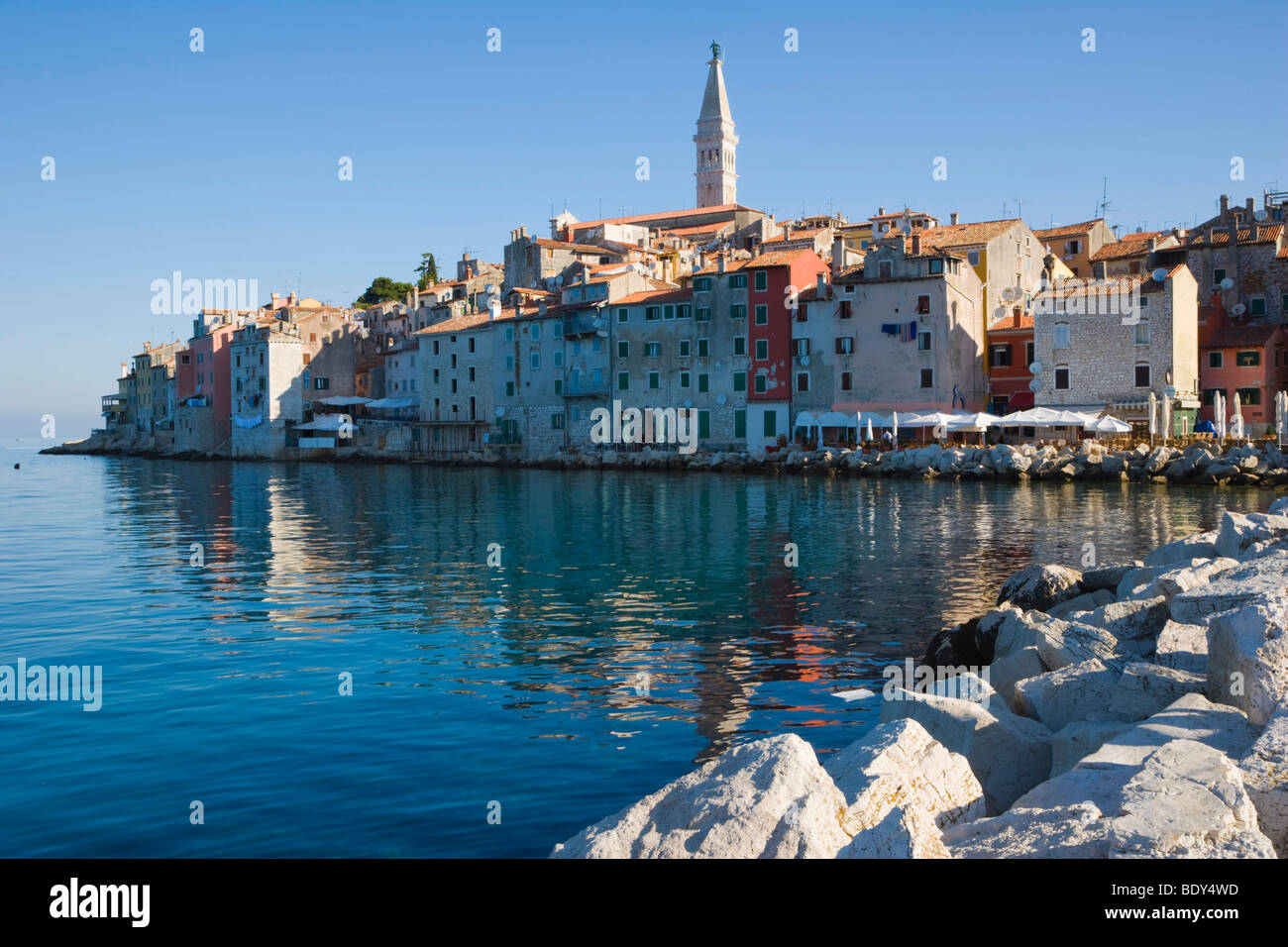 Rovigno centro storico, visto dal molo del porto meridionale, Rovigno, Istria, Croazia, Europa Foto Stock