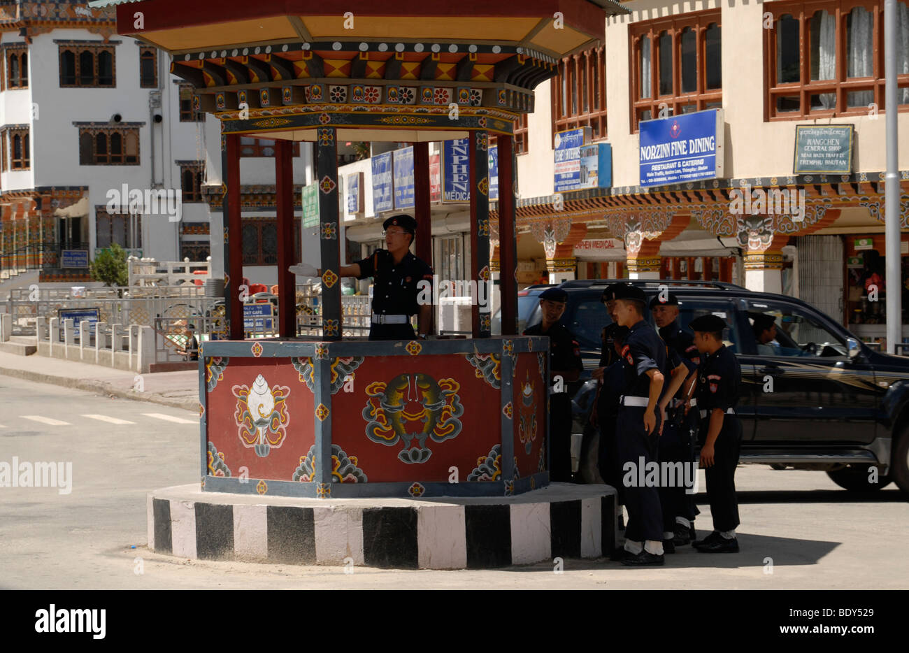 Un poliziotto che dirige il traffico nella strada principale, Thimphu Bhutan (l'unica capitale nazionale senza alcun semaforo) Foto Stock